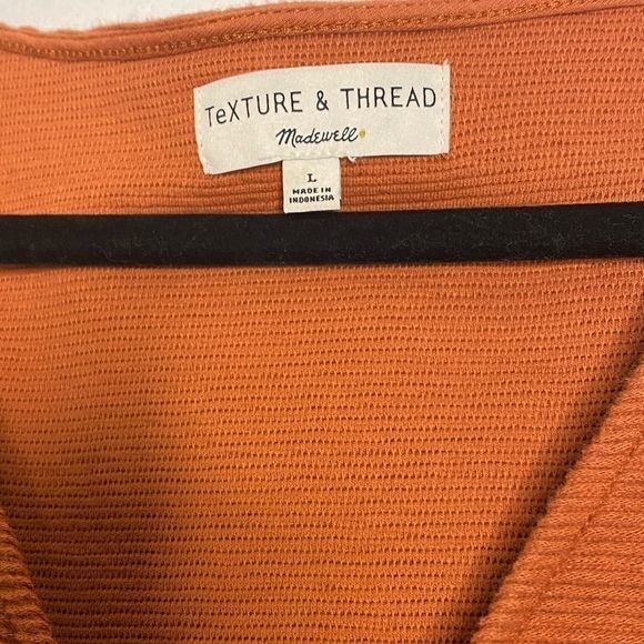 TEXTURE & THREAD MADEWELL BURNT ORANGE TEXTURED TIE FRONT TOP SIZE LARGE - Picture 3 of 5